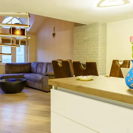 Centrally Located In * Βάρνα