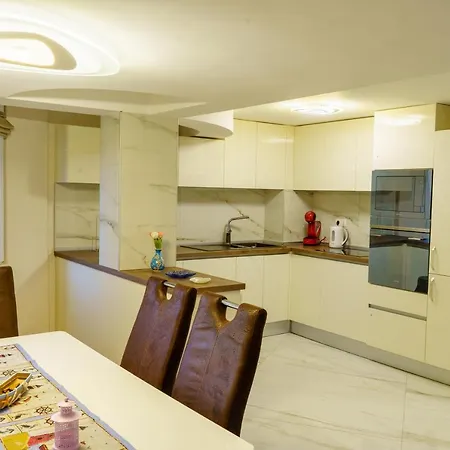 Centrally Located In * Βάρνα