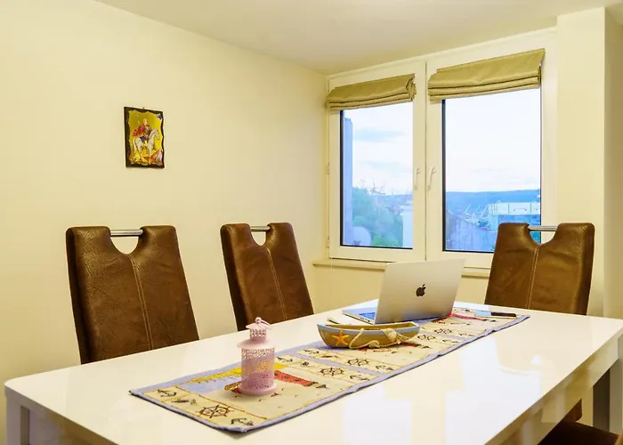 Centrally Located In Appartement *